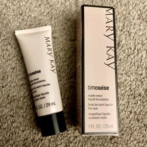 TimeWise® Matte-Wear® Liquid Foundation / Beige 6